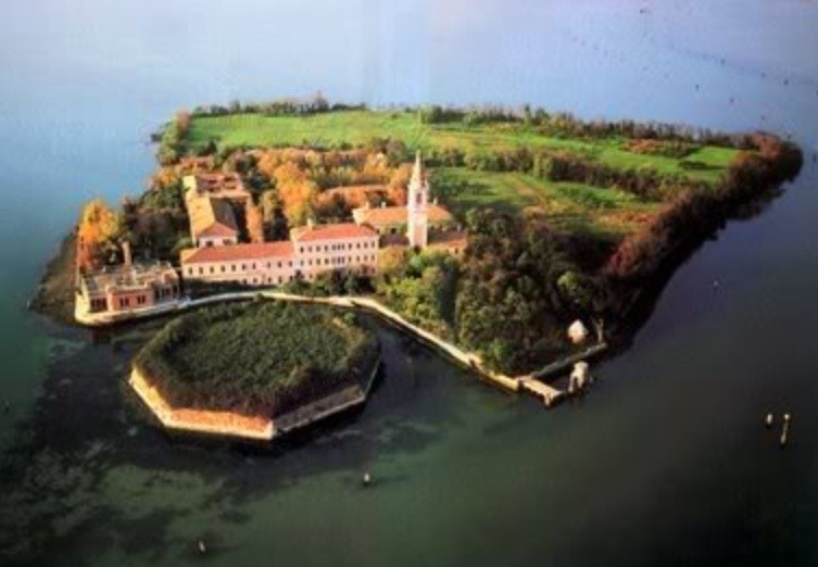 Đảo Poveglia ở Italy là một trong những  điểm đến không dành cho người yếu tim bởi nơi đây có rất nhiều người chết. Được mệnh danh là "hòn đảo ma ám bậc nhất thế giới", đảo Poveglia có người ở từ thế kỷ 9.